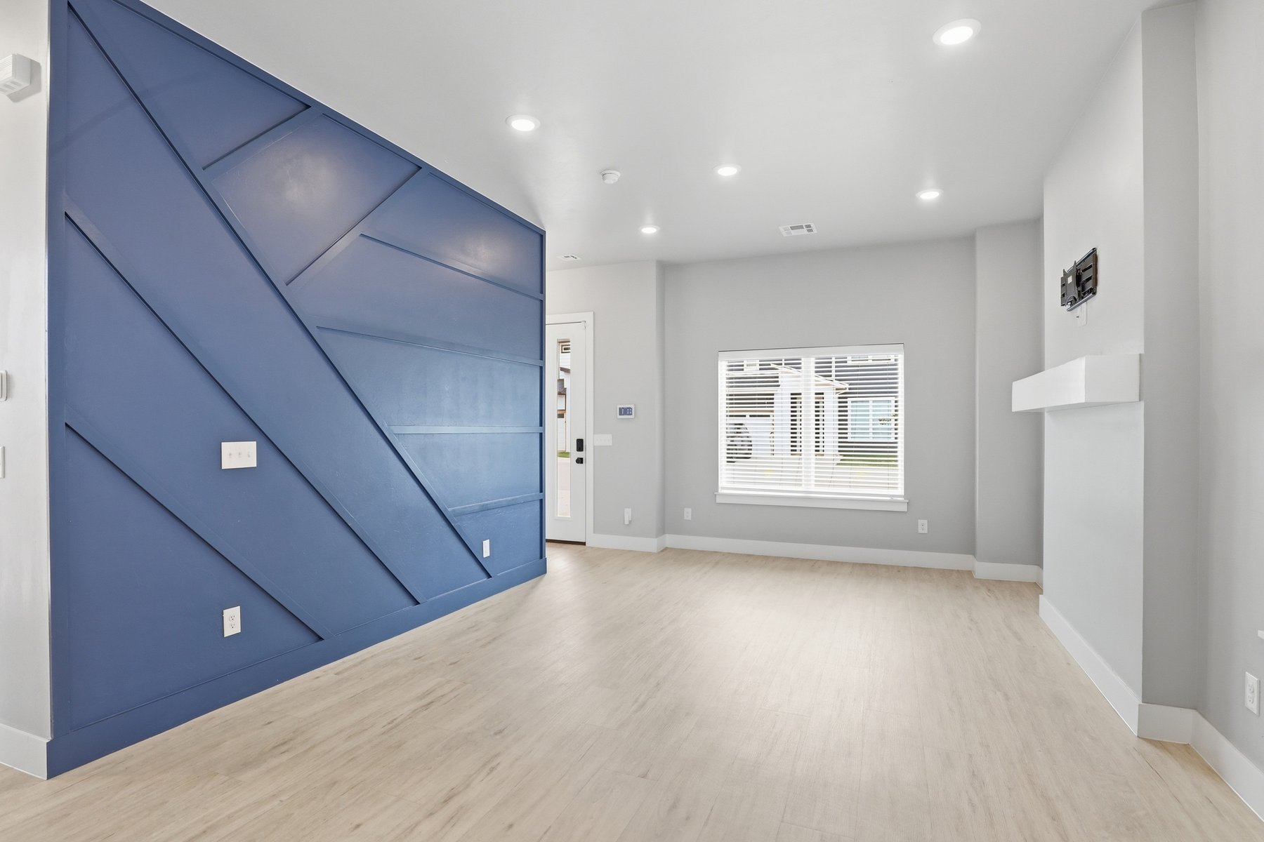 Vacant room before virtual staging
